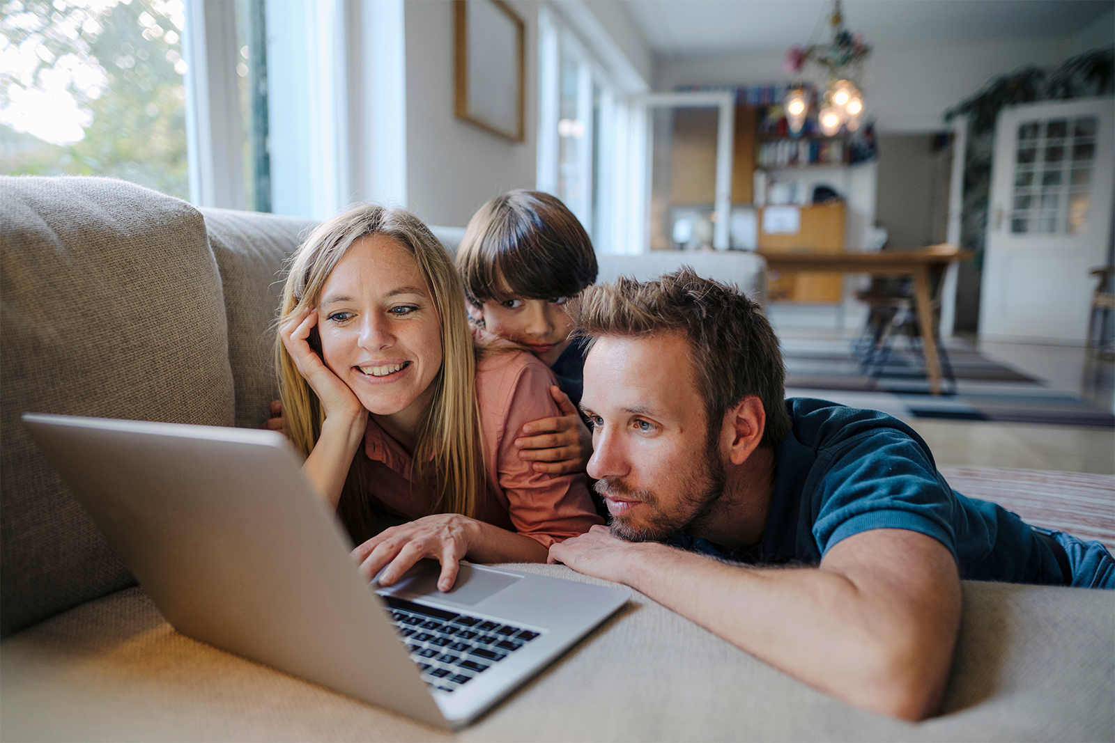 Fiber Kvinde Barn Og Mand Foran Pc I Stue.2022