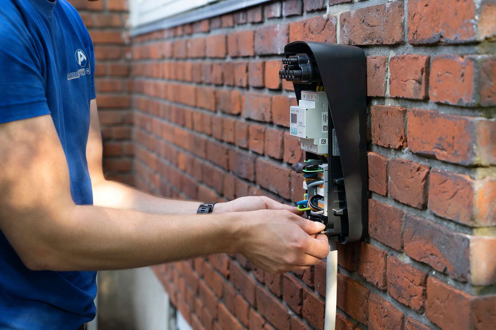 Standardinstallation Installatør opsætter ladeboks