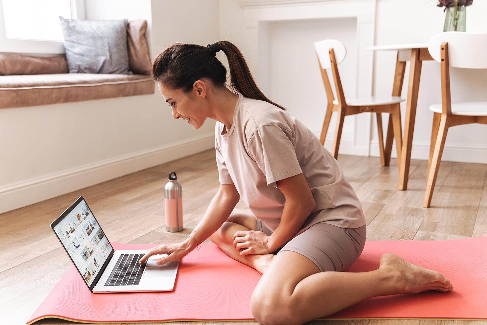 Fiber Kvinde På Yogamåtte Med Computer 2020 Fiber Kvinde På Yogamåtte Med Computer 2020