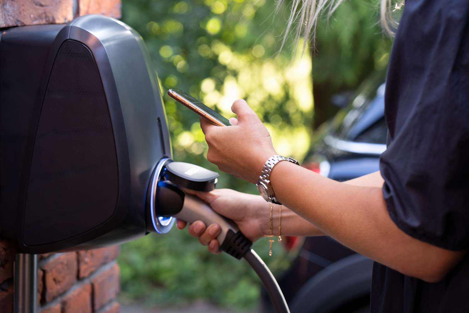 Ladestandere Ladestander Evbox Kvinde Hænder Mobil 2021 Ladestandere Ladestander Evbox Kvinde Hænder Mobil 2021