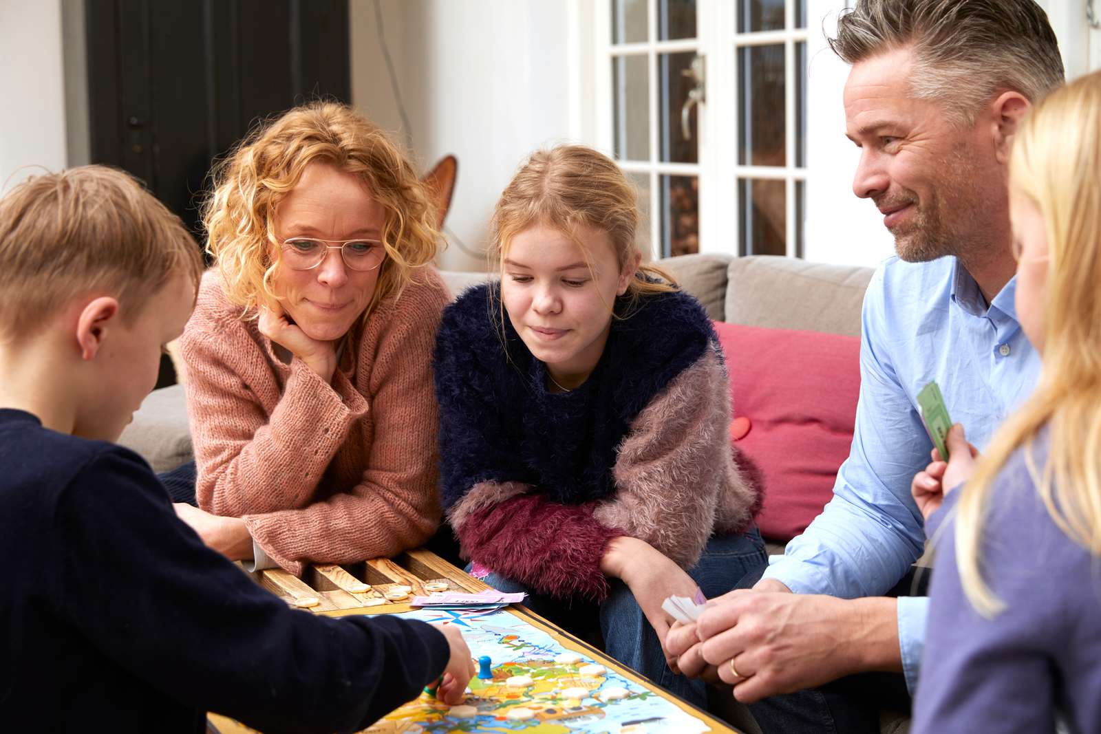 Familie spiller spil