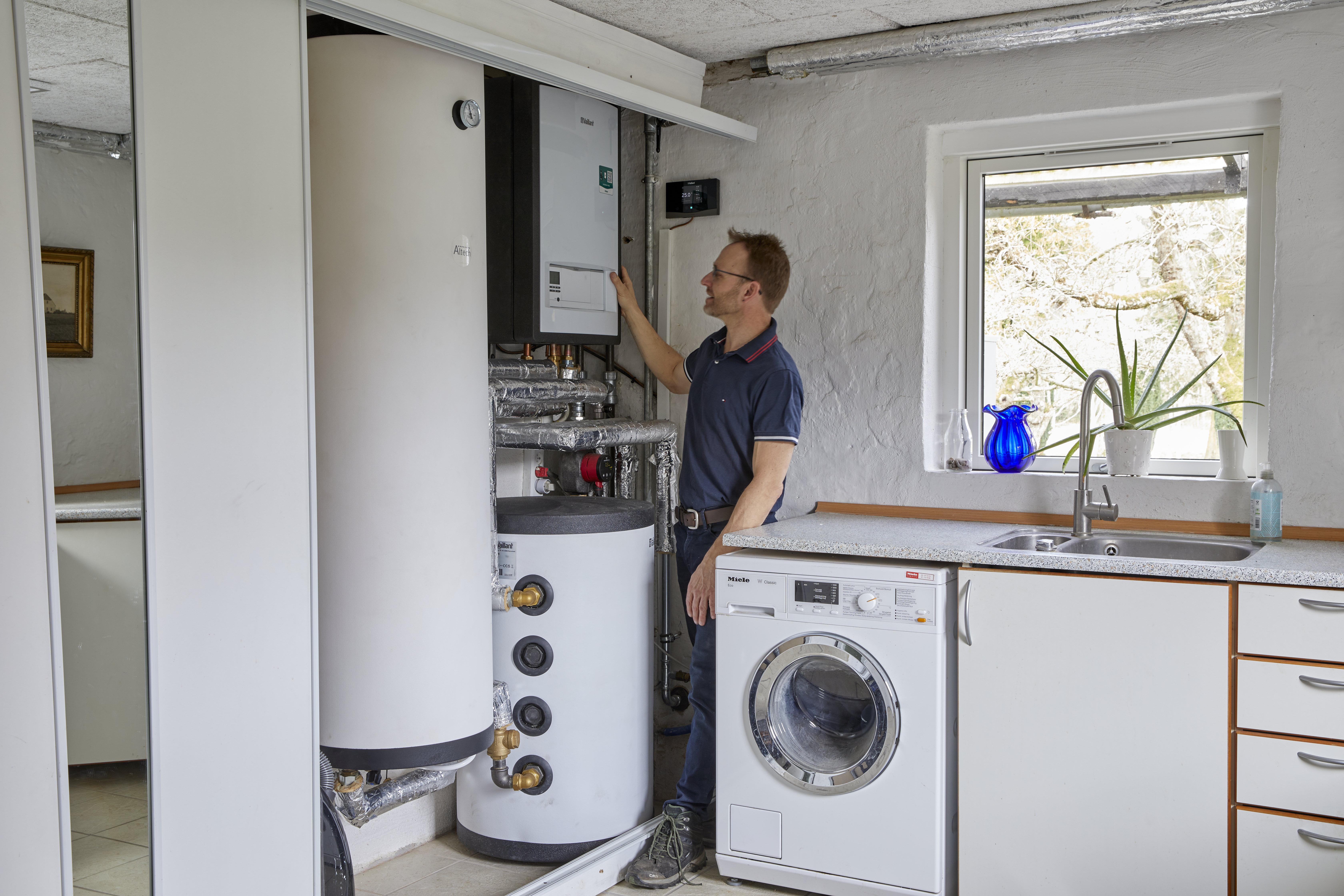 Bjørn fra Nr. Søby med hans nye varmepumpe fra Energi Fyn