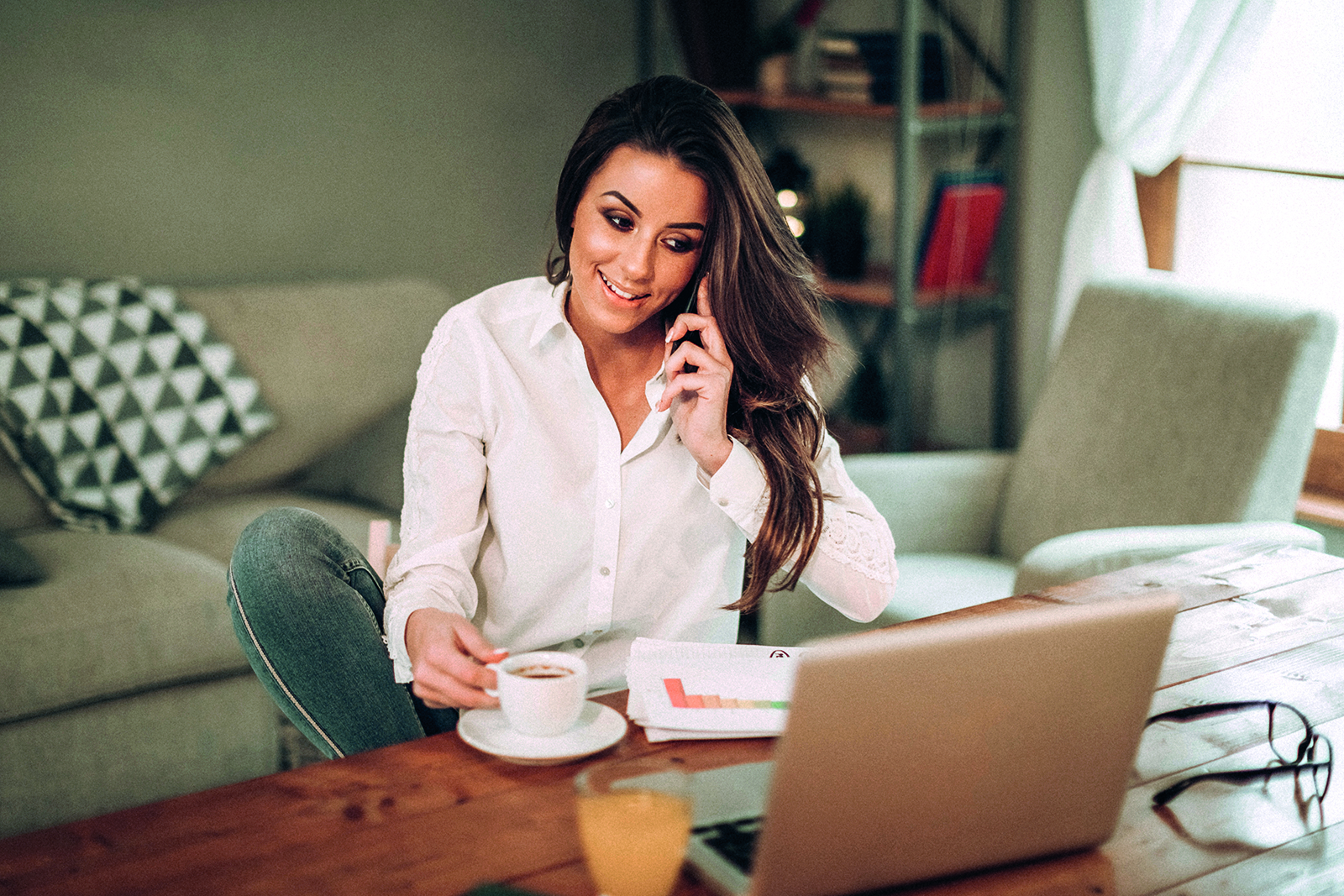 Fiber Ung Kvinde I Sofa Med Telefom Og Pc 2020