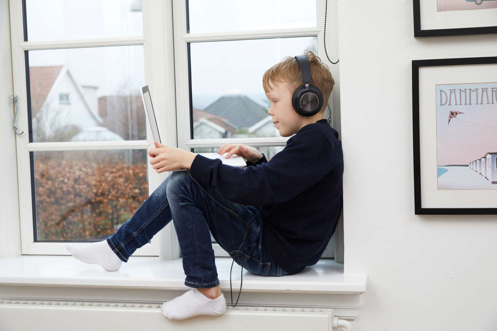 Nyheder Dreng I Vindue Med Computer 2020 Nyheder Dreng I Vindue Med Computer 2020
