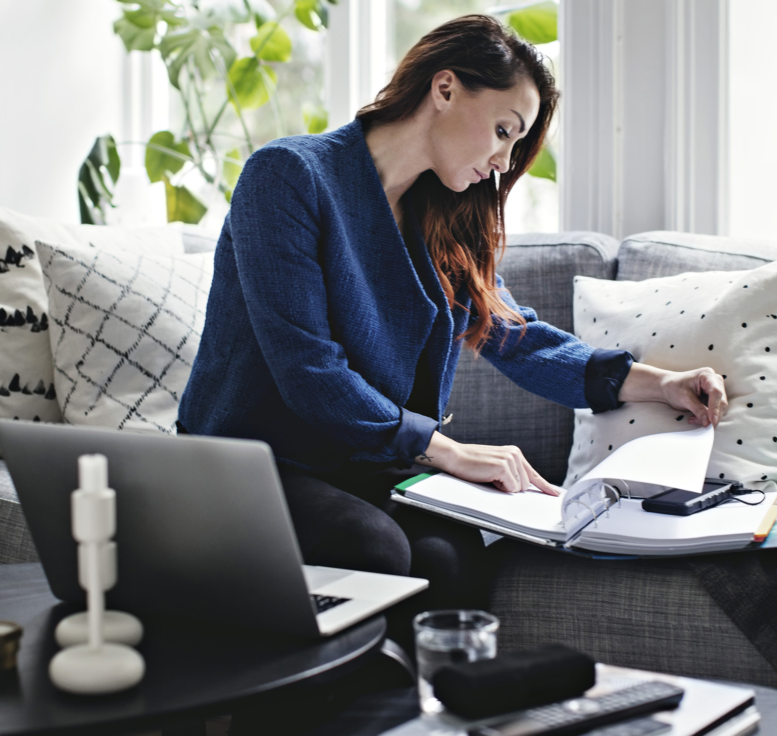 Fiber Kvinde I Sofra Med Hjemmearbejde Fiber Kvinde I Sofra Med Hjemmearbejde