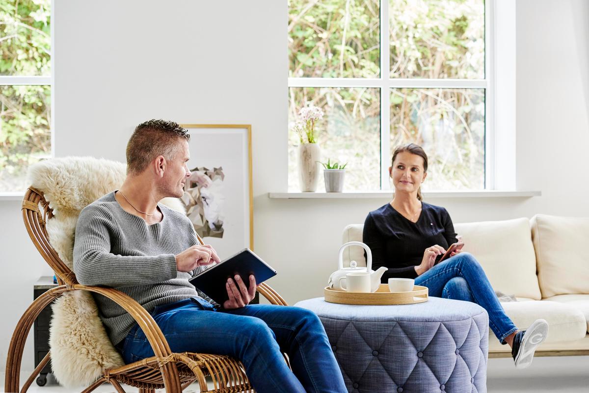 Varmepumper Mand Ipad Kvinde Sofa Hjemme Stue 2021