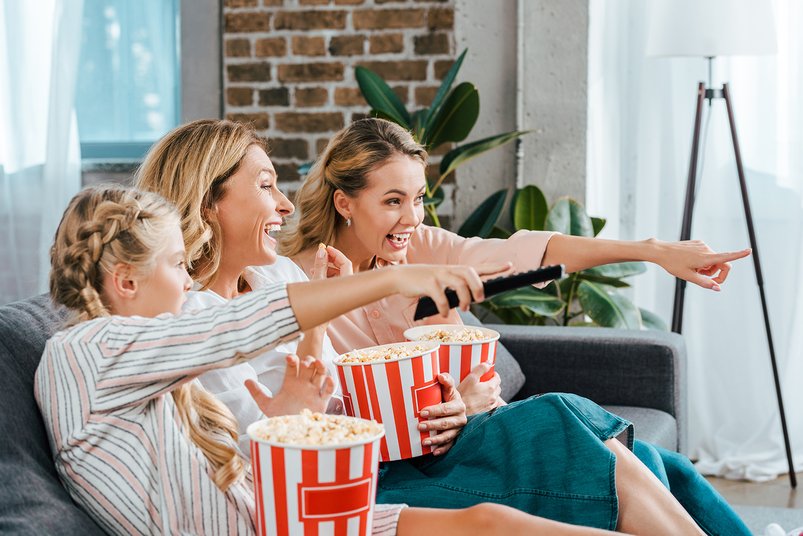Fiber Tre Kvinder I Sofa Ser TV 2020